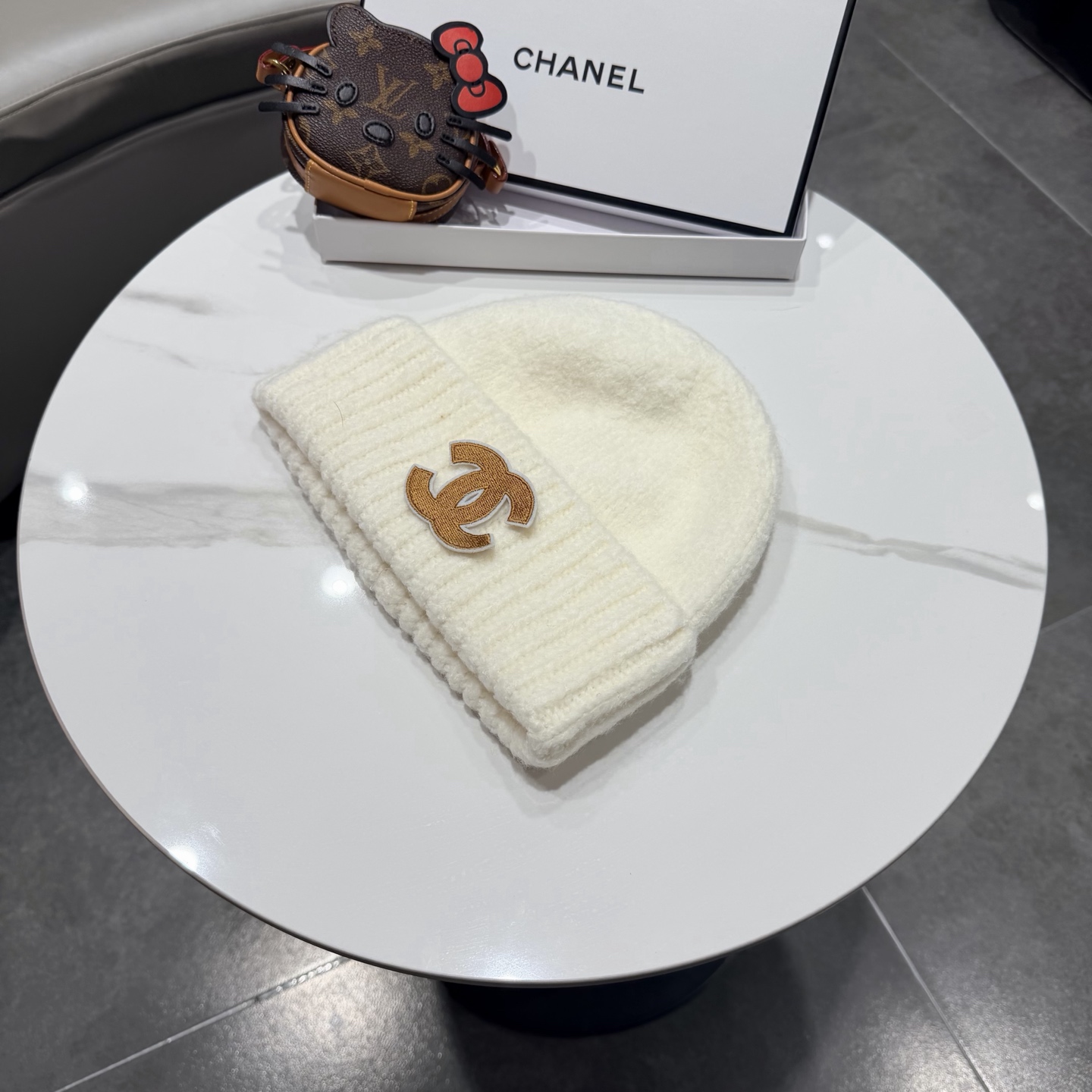 Chanel官网品质香奈儿秋冬网红时尚博主推荐款毛线帽，手感超柔软舒适的针织线帽，弹性极佳！