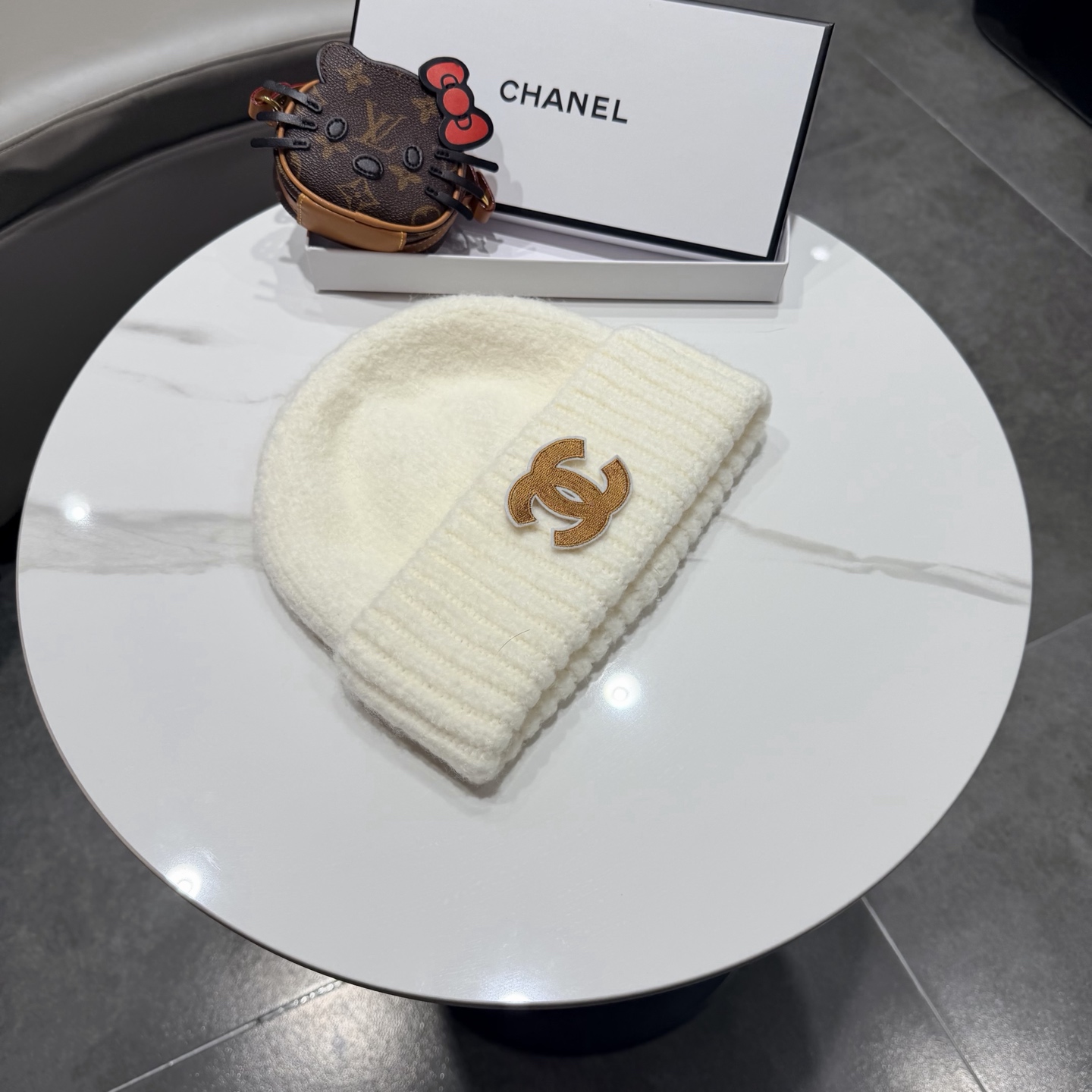 Chanel官网品质香奈儿秋冬网红时尚博主推荐款毛线帽，手感超柔软舒适的针织线帽，弹性极佳！