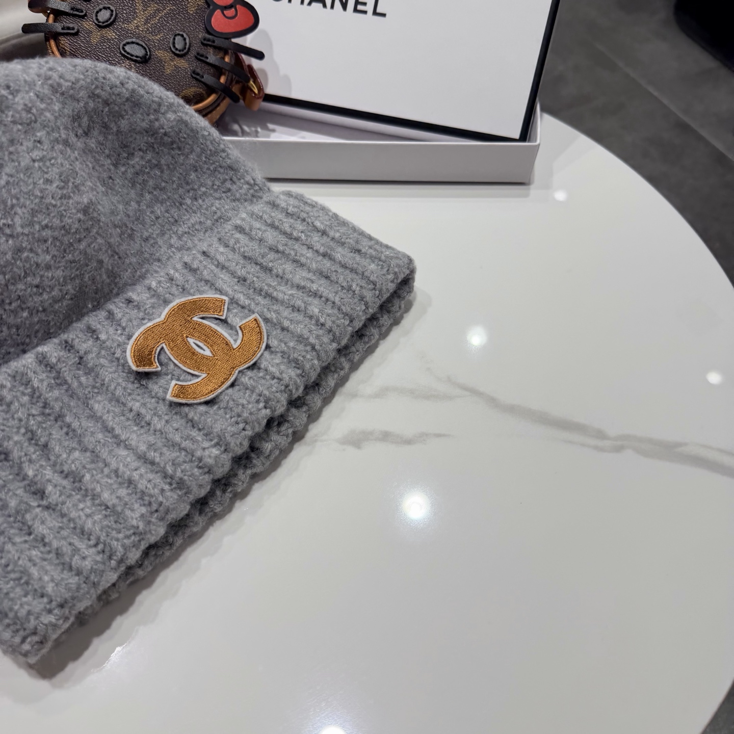 Chanel官网品质香奈儿秋冬网红时尚博主推荐款毛线帽，手感超柔软舒适的针织线帽，弹性极佳！