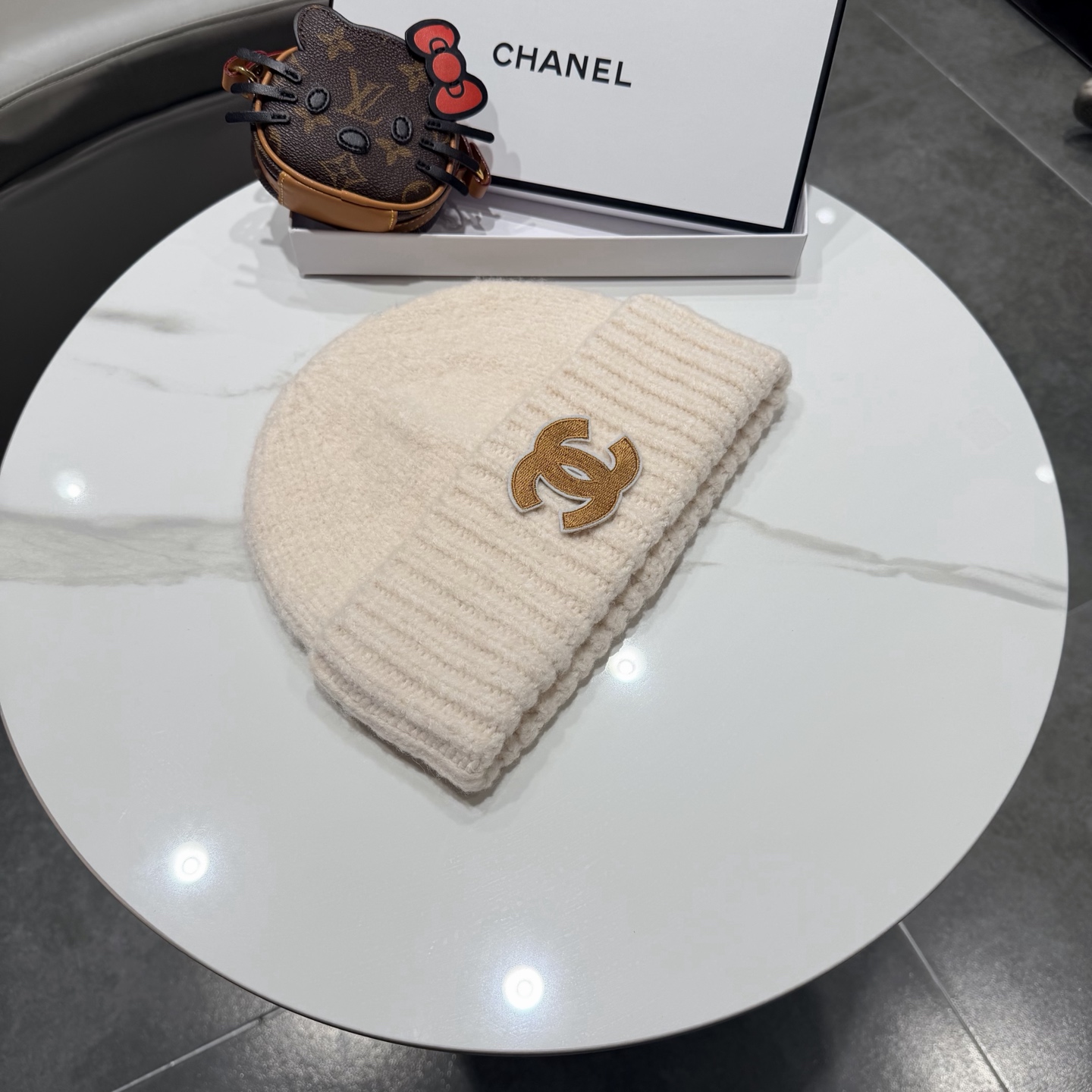 Chanel官网品质香奈儿秋冬网红时尚博主推荐款毛线帽，手感超柔软舒适的针织线帽，弹性极佳！