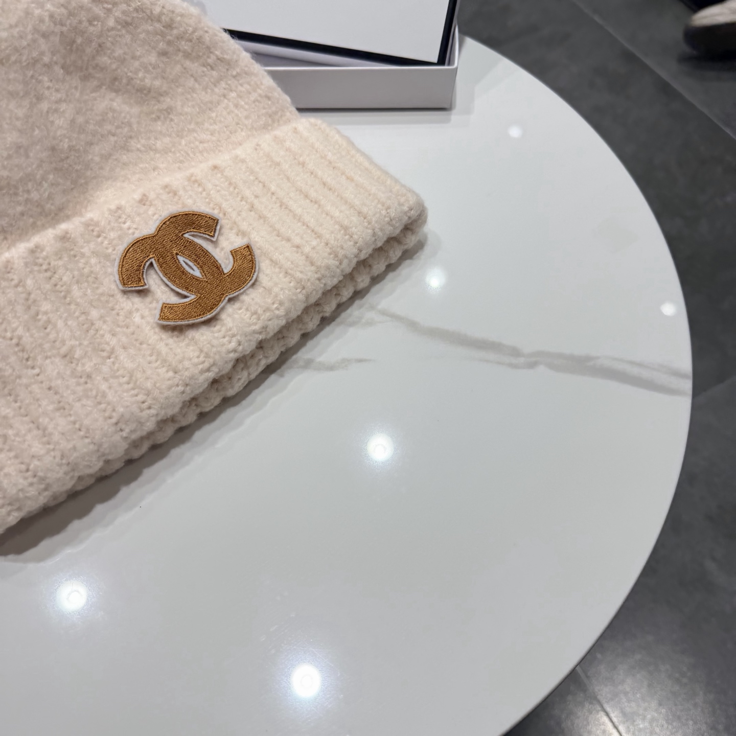 Chanel官网品质香奈儿秋冬网红时尚博主推荐款毛线帽，手感超柔软舒适的针织线帽，弹性极佳！