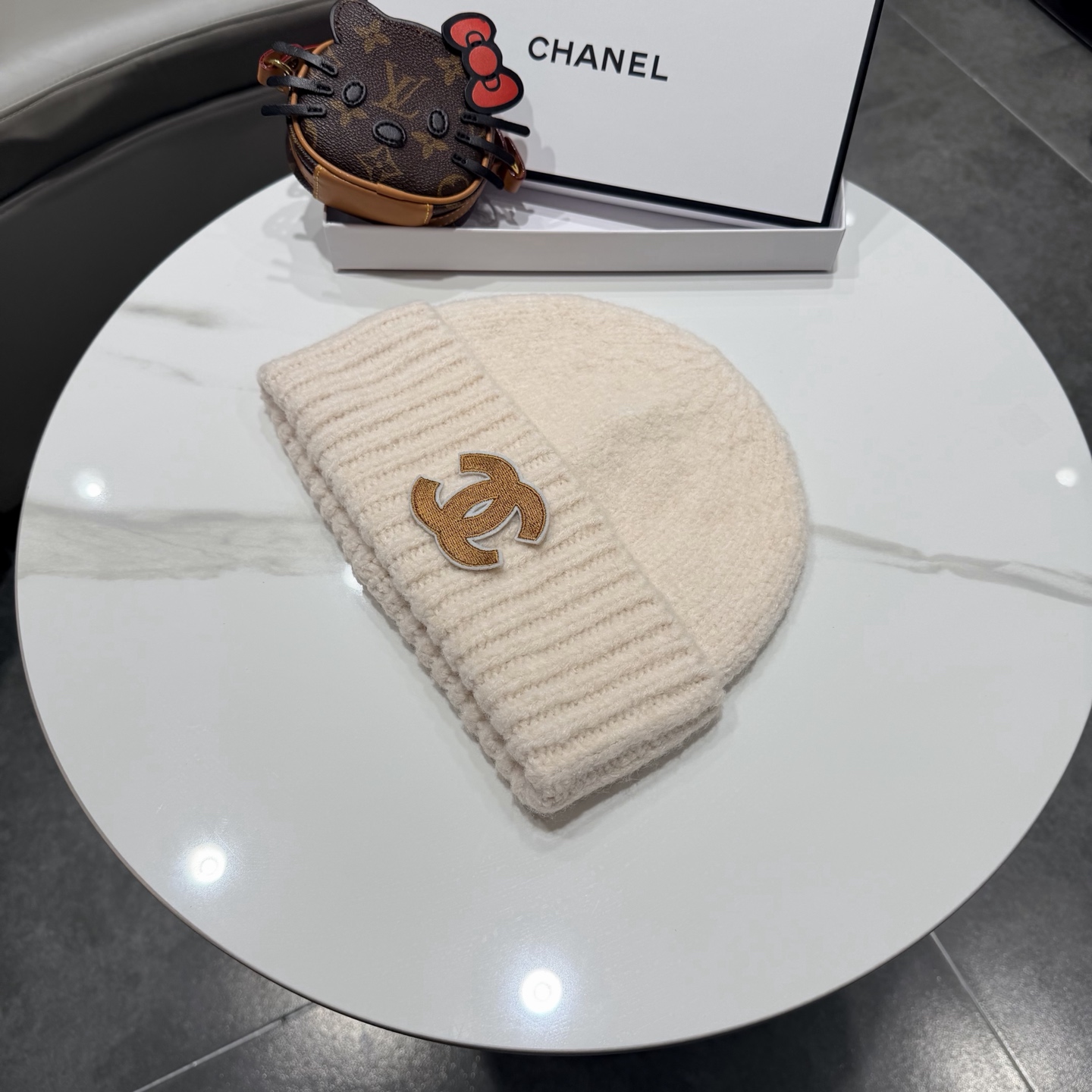 Chanel官网品质香奈儿秋冬网红时尚博主推荐款毛线帽，手感超柔软舒适的针织线帽，弹性极佳！