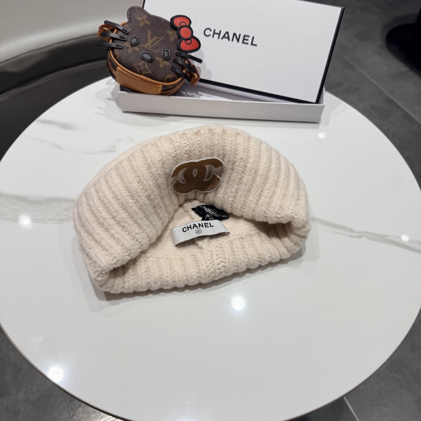Chanel官网品质香奈儿秋冬网红时尚博主推荐款毛线帽，手感超柔软舒适的针织线帽，弹性极佳！