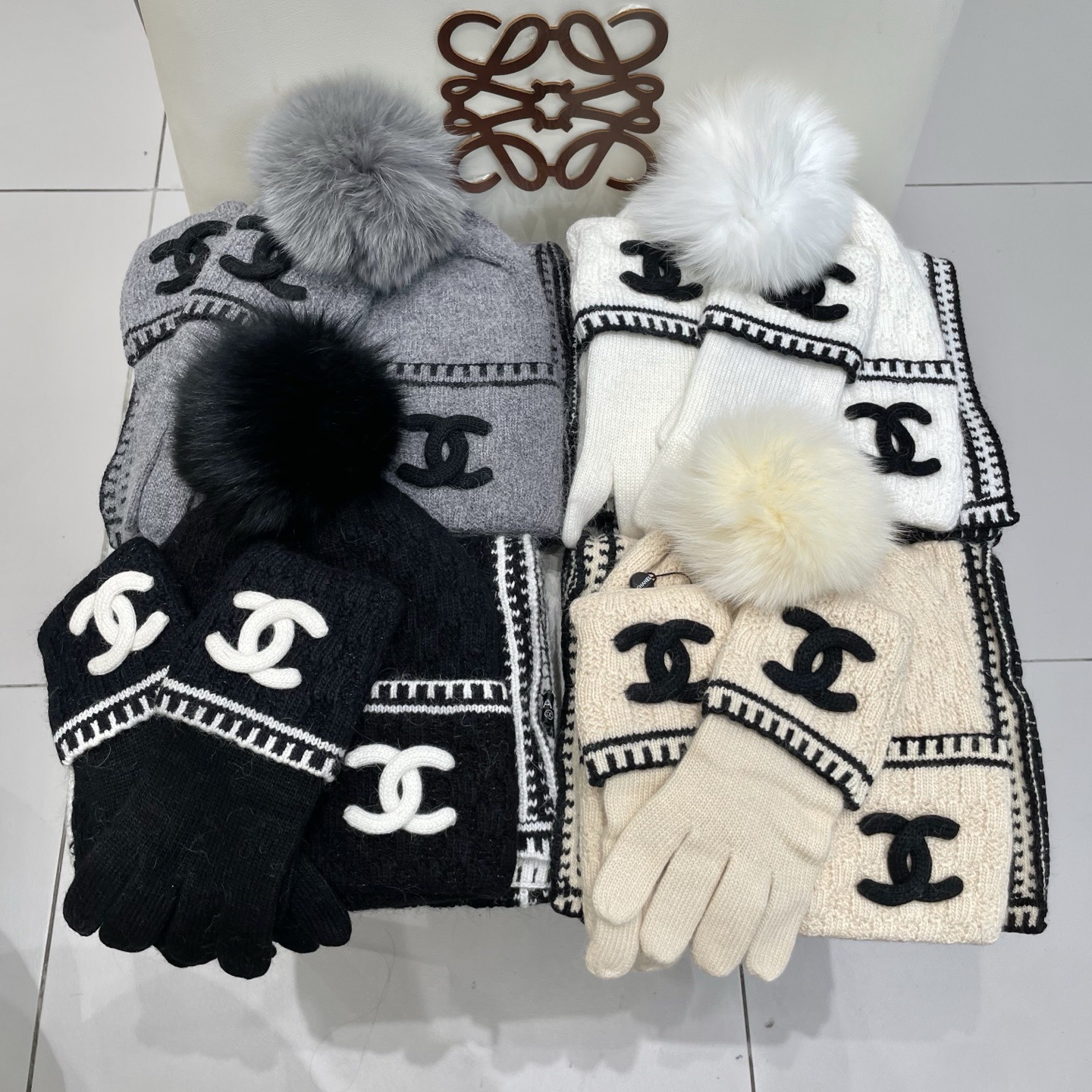 Chanel香奈儿【羊毛三件套套装】帽子➕围巾➕手套！配狐狸毛线帽经典套装帽子！暖暖哒超级舒服～冬日小姐