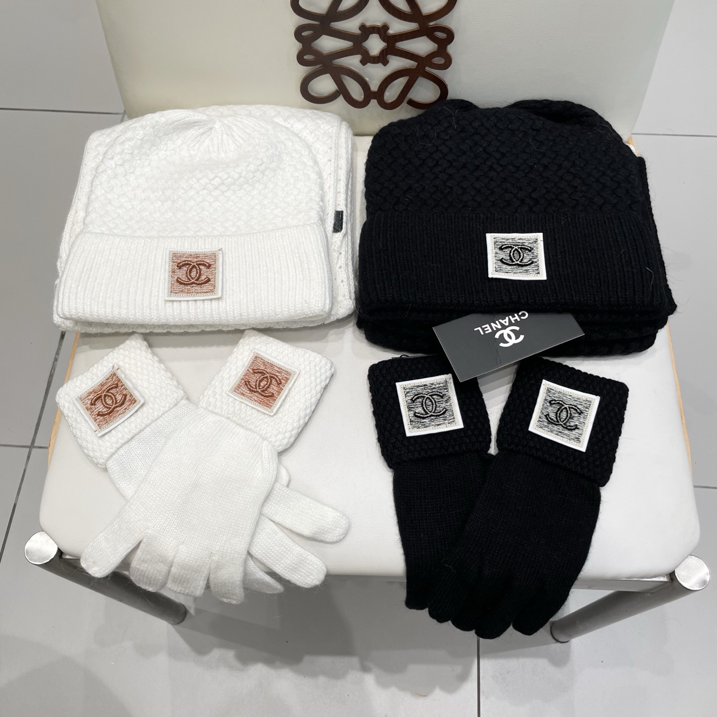 Chanel香奈儿【羊毛三件套套装】帽子➕围巾➕手套！经典套装帽子！暖暖哒超级舒服～冬日小姐姐减龄神器哦