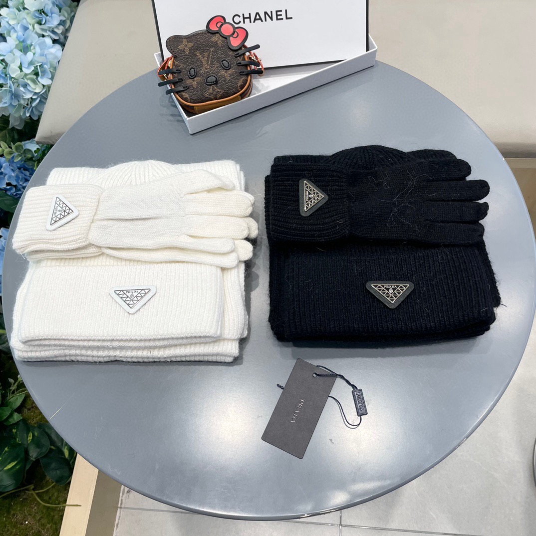 普拉达三件套🎀Prada。【羊毛套装帽子】经典套装帽子！帽子➕围巾➕手套🧤暖暖哒超级舒服～冬日小姐姐减龄