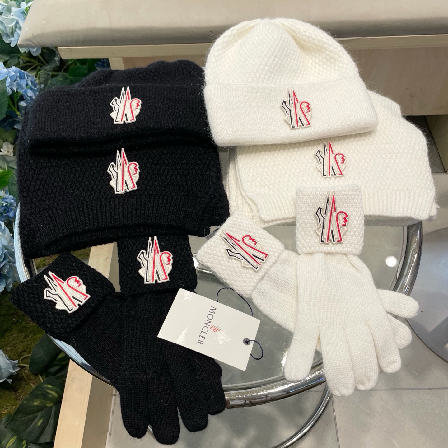 。蒙口三件套🎁MONCLER新款围巾帽子和手套三件套😍 百分之70羊绒30%兔毛成分👍保暖又时尚👍配15