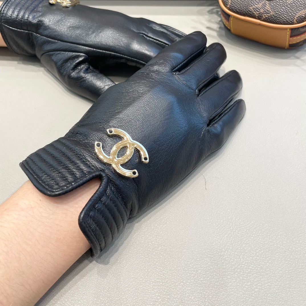 NO:659714,Chanel Chanel Double C [original quality] deerskin pattern official website synchronizes women's new high-end sheepskin gloves, the first choice for goddesses. Don't miss 100% imported sheepskin. Exquisite love shiny hardware. The leather is delicate and soft. Look for the imported sheepskin with a unique feel and cashmere lining to keep warm. Goddess Jimei must have top-notch workmanship. No details will be missed. Authentic open version. Counter one to one yardage ML gloves, gloves, chanel, chanel, sheepskin, gloves.19860909Chanel香奈儿双C【原单品质】鹿皮纹官网同步女士新款高档羊皮手套女神首选 不可错过百分百选用进口羊皮 精致爱心闪亮五金皮质细腻柔软 认准进口羊皮特有手感羊绒内里保暖更佳 女神集美们们必备顶级做工任何细节都不放过正品开版 专柜一比一 码数ML手套,手套,chanel,chanel,sheepskin,gloves,accessory
