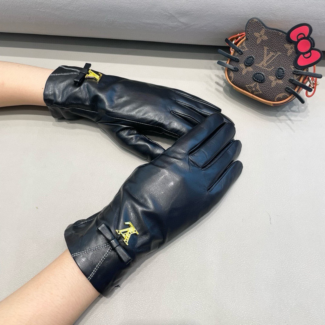 NO:659720,2025 new exclusive first touch screen women's gloves LV [original order quality] official website synchronized women's new high-end sheepskin gloves, the first choice of goddess Jimei. Don't miss 100% imported sheepskin. The leather is fine and soft. Pay attention to the imported sheepskin's unique feel and cashmere lining to keep warm. Top-notch workmanship. No detail is spared. Genuine version. Counter one-to-one size M L gloves, gloves, louis vuitton, sheepskin, gloves198609092025新款独家首发触屏女款手套LV【原单品质】官网同步女士新款高档羊皮手套女神集美们首选 不可错过百分百选用进口羊皮 皮质细腻柔软 认准进口羊皮特有手感羊绒内里保暖更佳 顶级做工任何细节都不放过正品开版 专柜一比一 码数Ｍ L手套,手套,louis vuitton,sheepskin,gloves,accessory