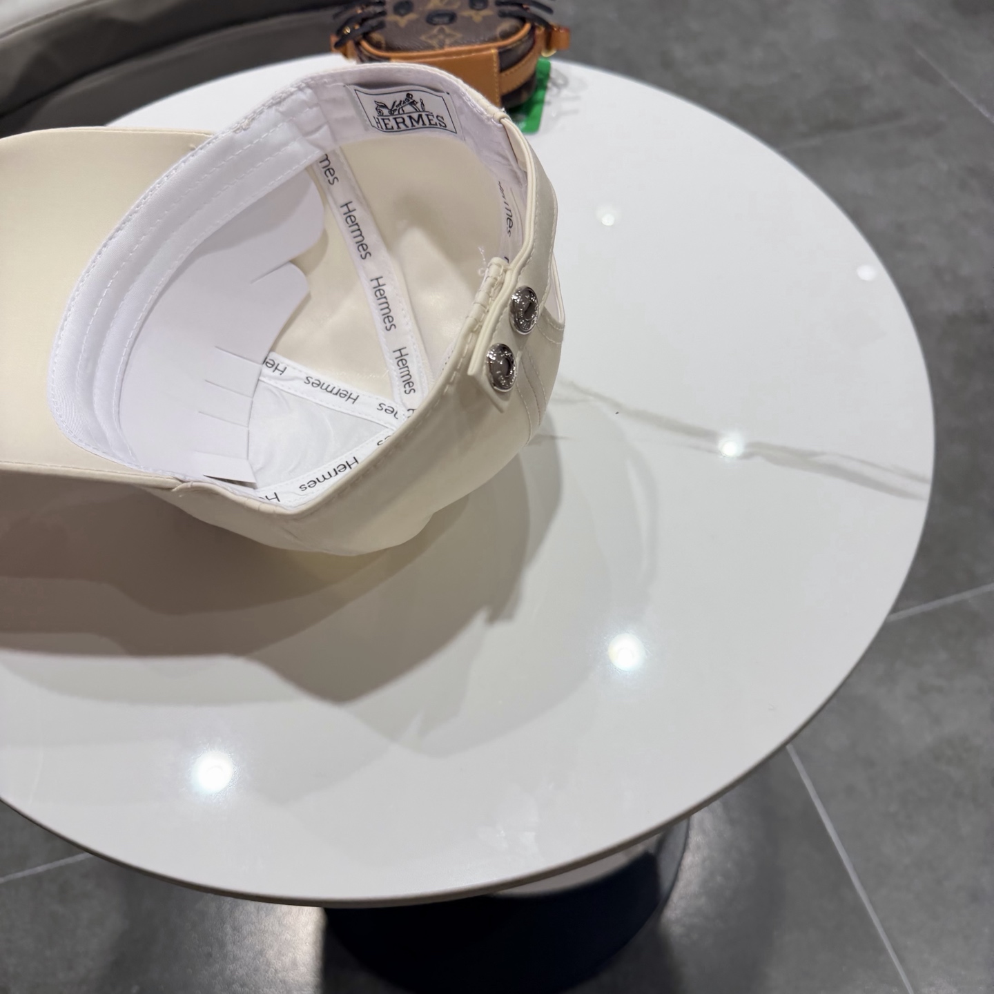 爱马仕Hermes 官网新品经典款 棒球帽🎩 原单品质 火爆来袭。 工艺非常精美[爱心] 高档大气上档次