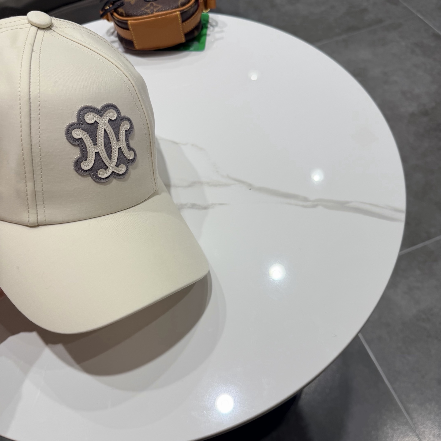 爱马仕Hermes 官网新品经典款 棒球帽🎩 原单品质 火爆来袭。 工艺非常精美[爱心] 高档大气上档次