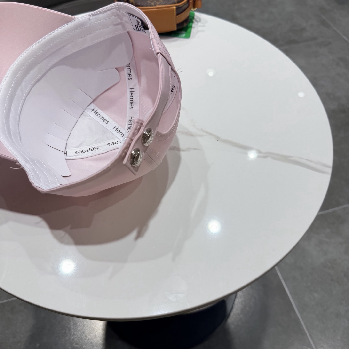 爱马仕Hermes 官网新品经典款 棒球帽🎩 原单品质 火爆来袭。 工艺非常精美[爱心] 高档大气上档次