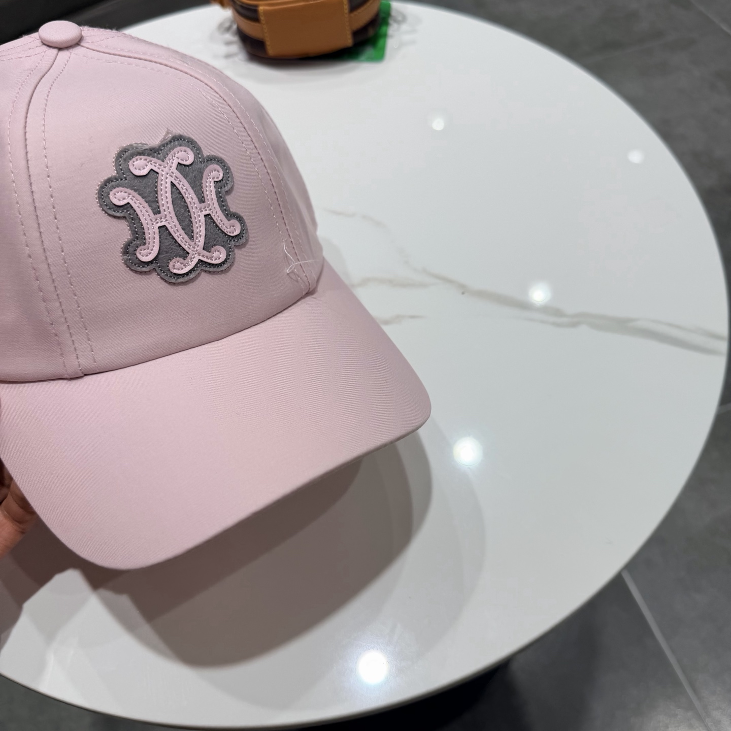 爱马仕Hermes 官网新品经典款 棒球帽🎩 原单品质 火爆来袭。 工艺非常精美[爱心] 高档大气上档次
