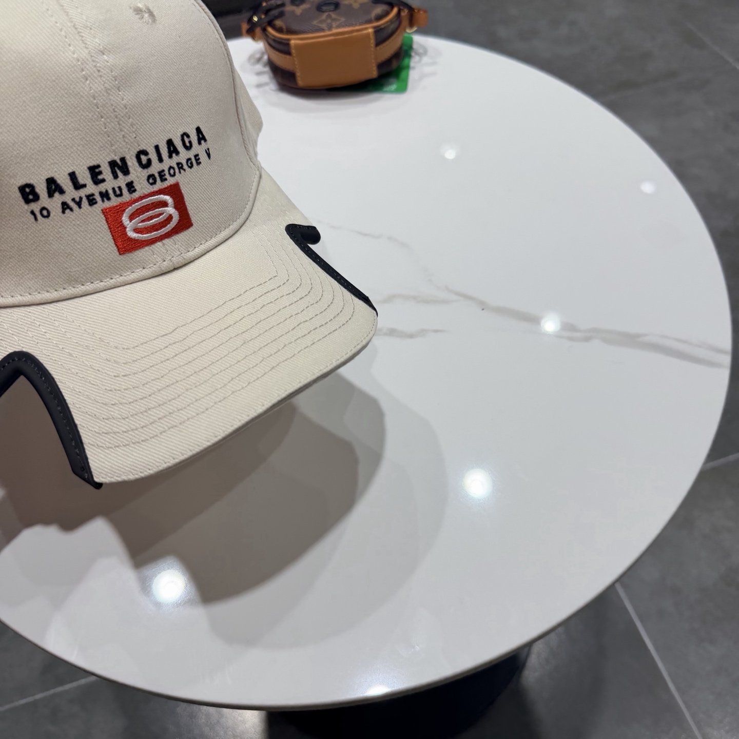 BALENCIAGA巴黎世家新款logo棒球帽，很酷的色系，男女佩戴都有不同style，第一批抢先出货！