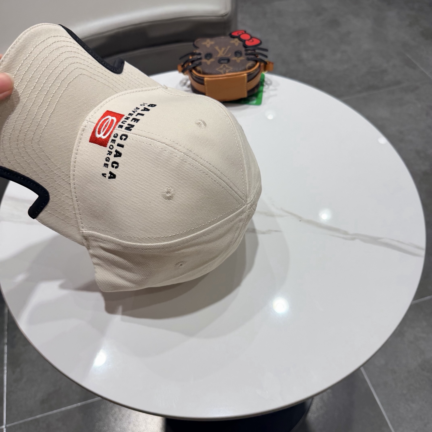 BALENCIAGA巴黎世家新款logo棒球帽，很酷的色系，男女佩戴都有不同style，第一批抢先出货！