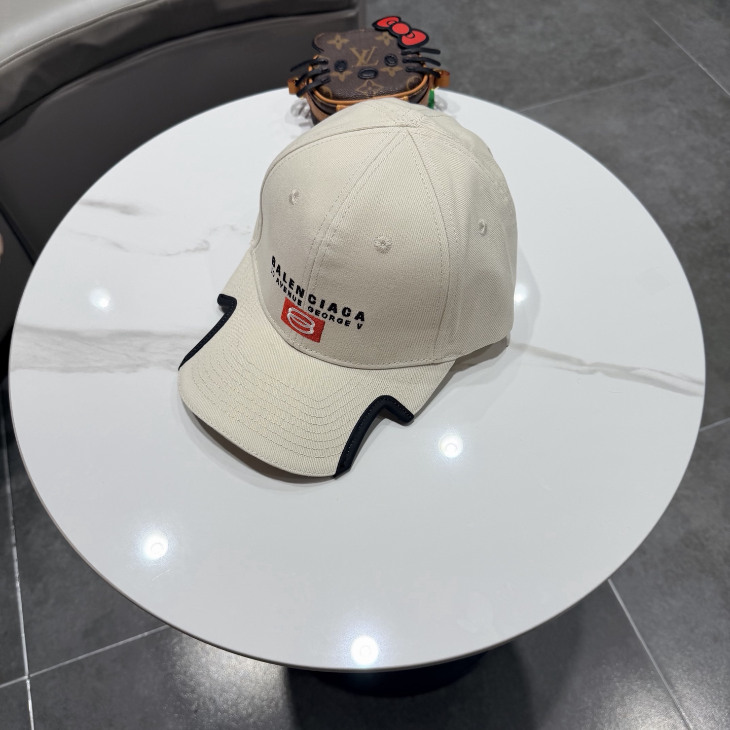 BALENCIAGA巴黎世家新款logo棒球帽，很酷的色系，男女佩戴都有不同style，第一批抢先出货！