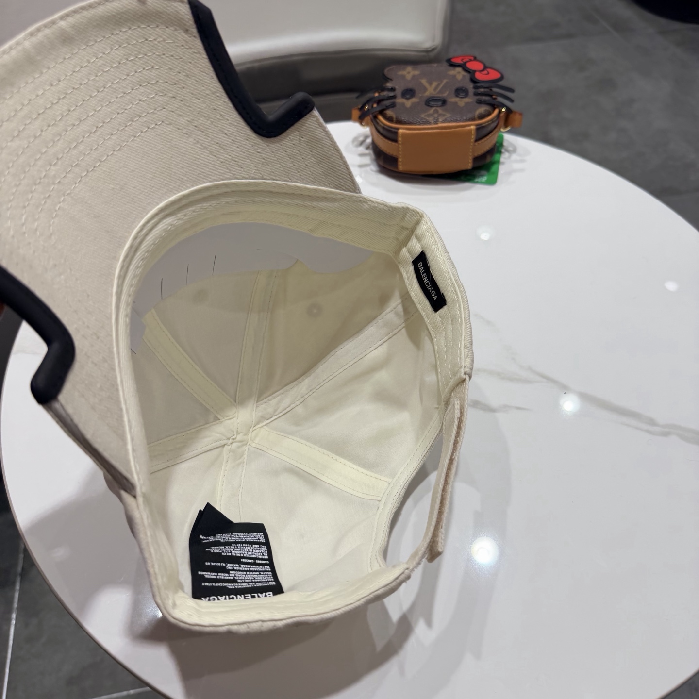 BALENCIAGA巴黎世家新款logo棒球帽，很酷的色系，男女佩戴都有不同style，第一批抢先出货！
