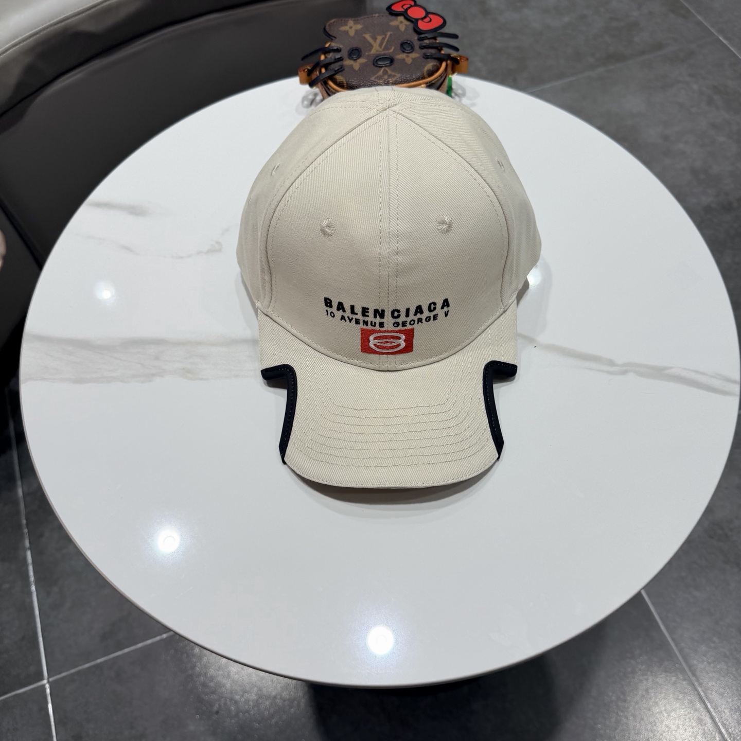 BALENCIAGA巴黎世家新款logo棒球帽，很酷的色系，男女佩戴都有不同style，第一批抢先出货！