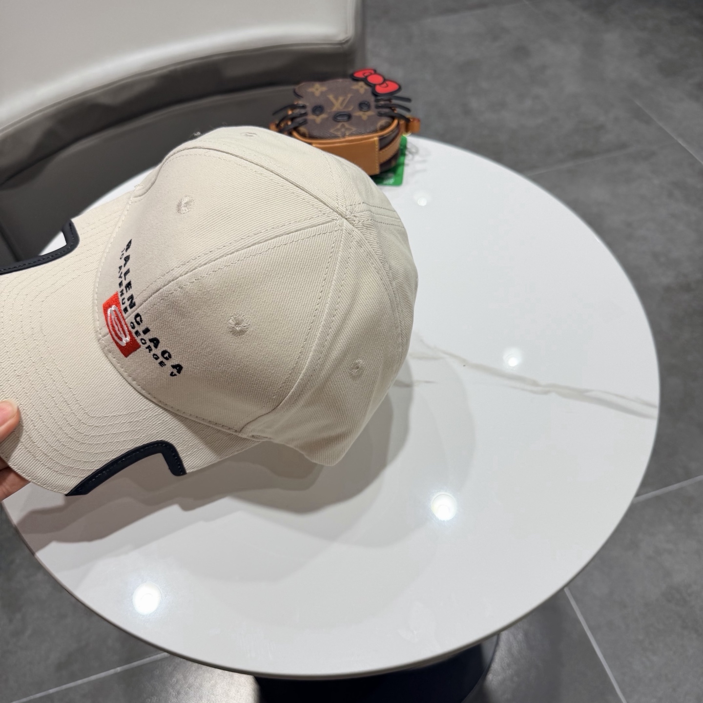 BALENCIAGA巴黎世家新款logo棒球帽，很酷的色系，男女佩戴都有不同style，第一批抢先出货！