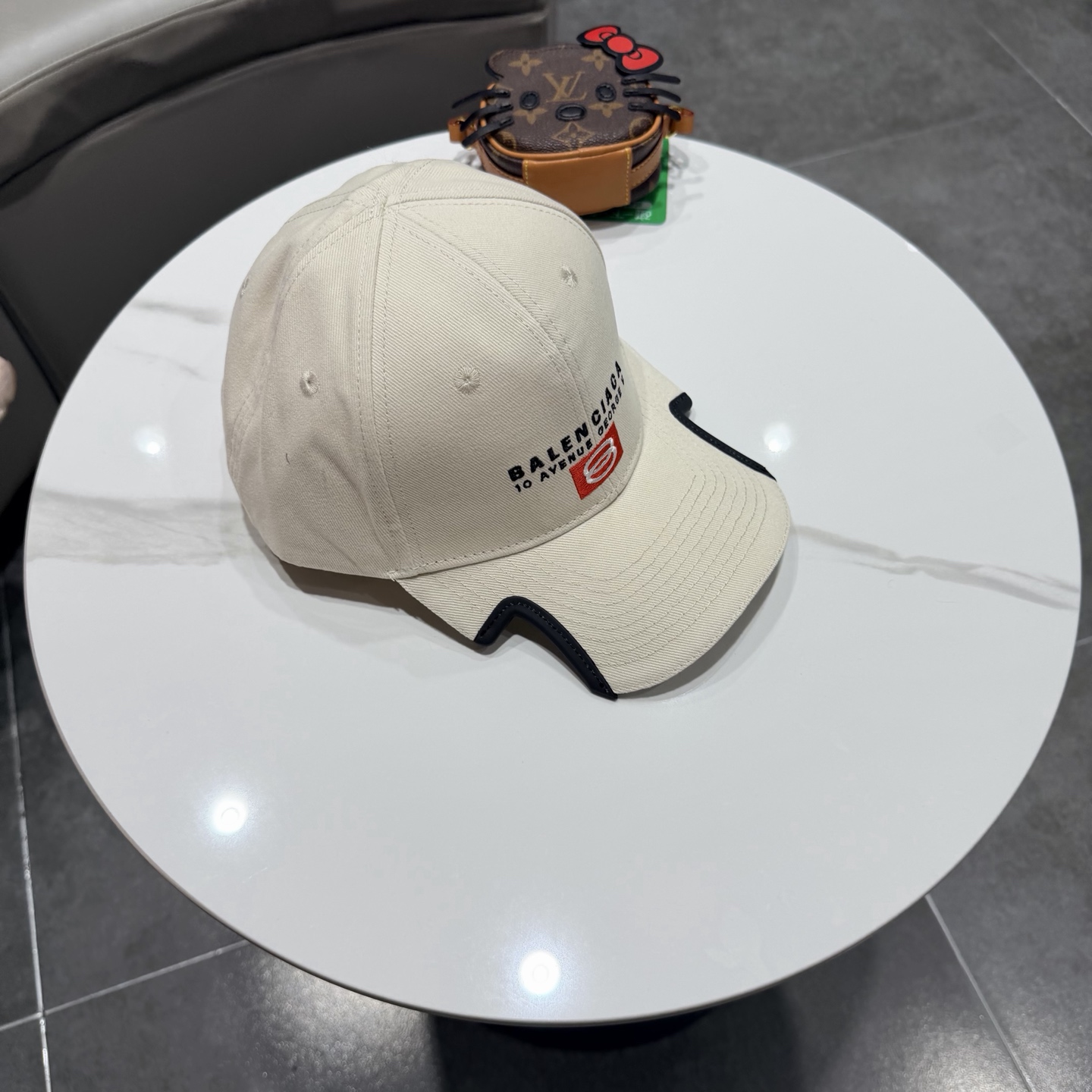 BALENCIAGA巴黎世家新款logo棒球帽，很酷的色系，男女佩戴都有不同style，第一批抢先出货！