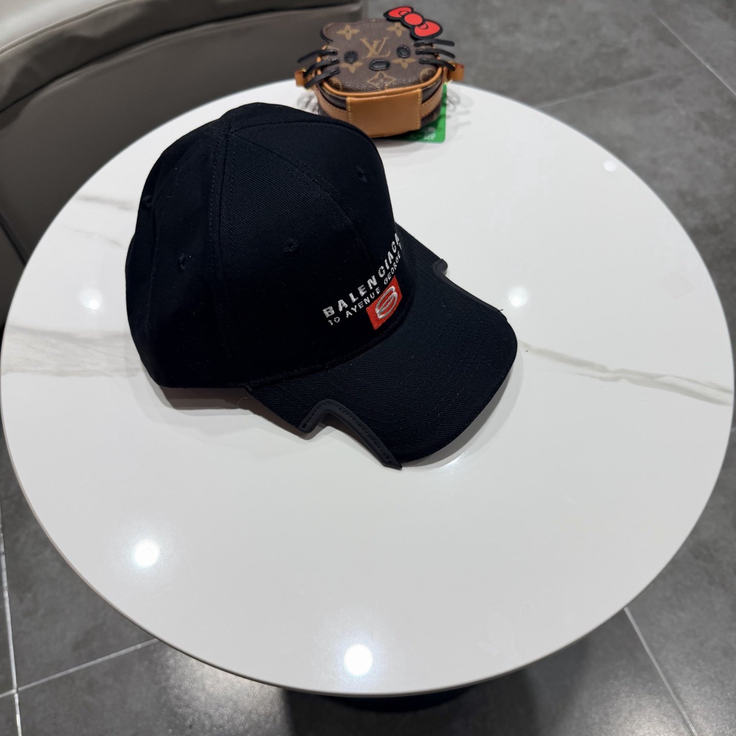 BALENCIAGA巴黎世家新款logo棒球帽，很酷的色系，男女佩戴都有不同style，第一批抢先出货！