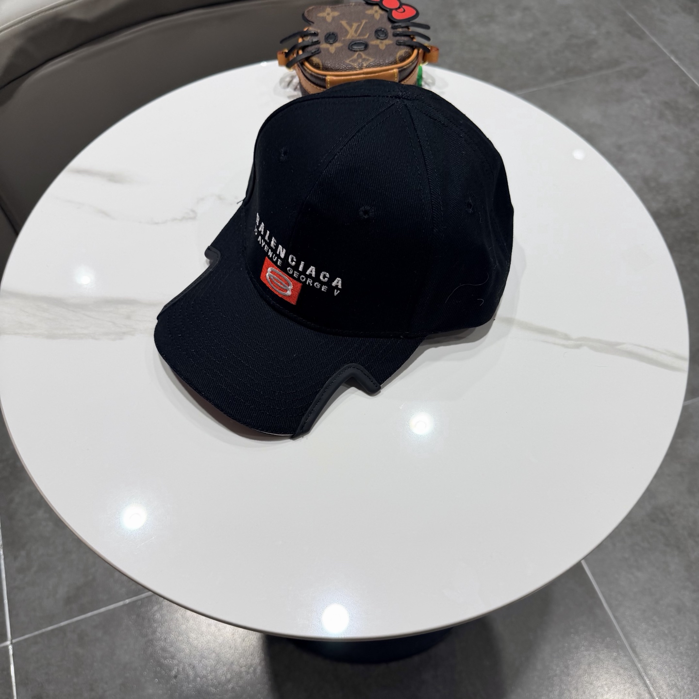 BALENCIAGA巴黎世家新款logo棒球帽，很酷的色系，男女佩戴都有不同style，第一批抢先出货！