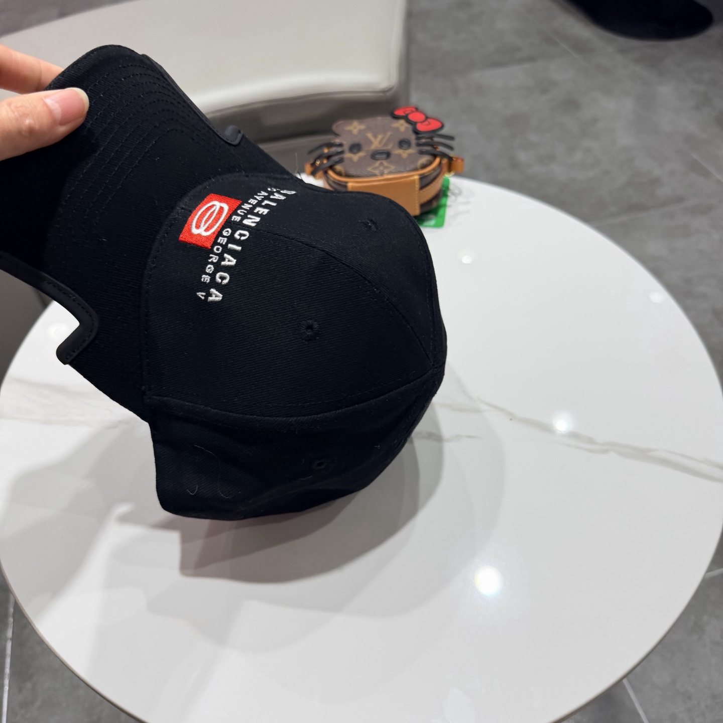 BALENCIAGA巴黎世家新款logo棒球帽，很酷的色系，男女佩戴都有不同style，第一批抢先出货！