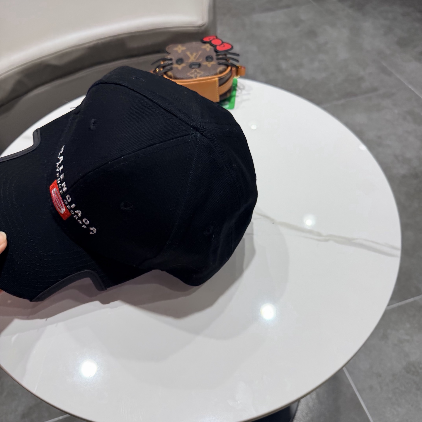 BALENCIAGA巴黎世家新款logo棒球帽，很酷的色系，男女佩戴都有不同style，第一批抢先出货！