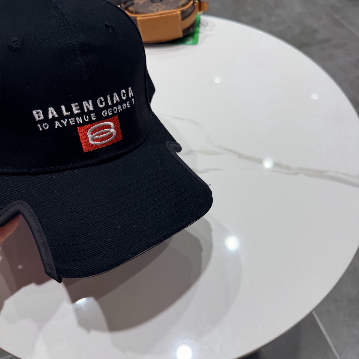 BALENCIAGA巴黎世家新款logo棒球帽，很酷的色系，男女佩戴都有不同style，第一批抢先出货！