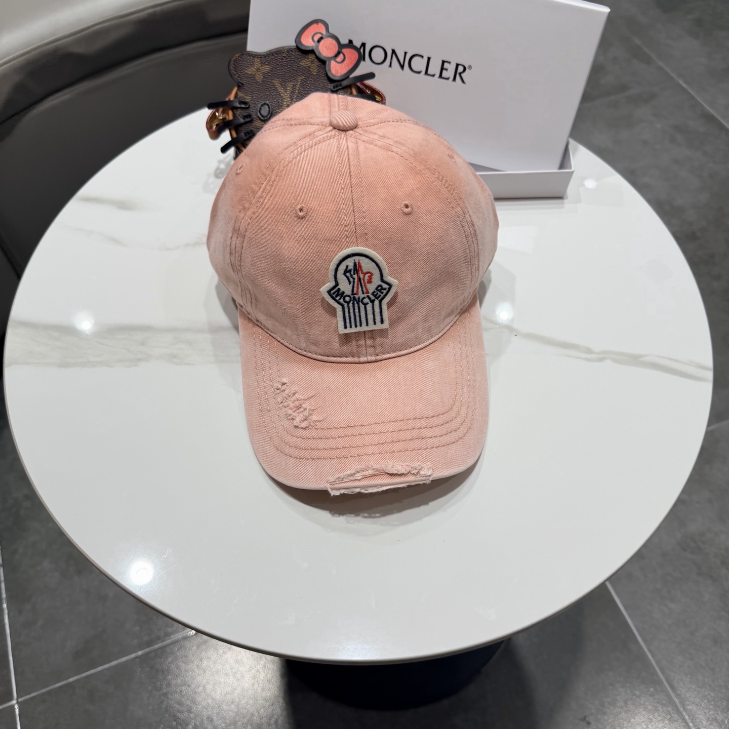 蒙口moncler的春季棒球帽，四季都通用👍 特调的帽型就是又挺拔 闭眼入阿铁子们❗️