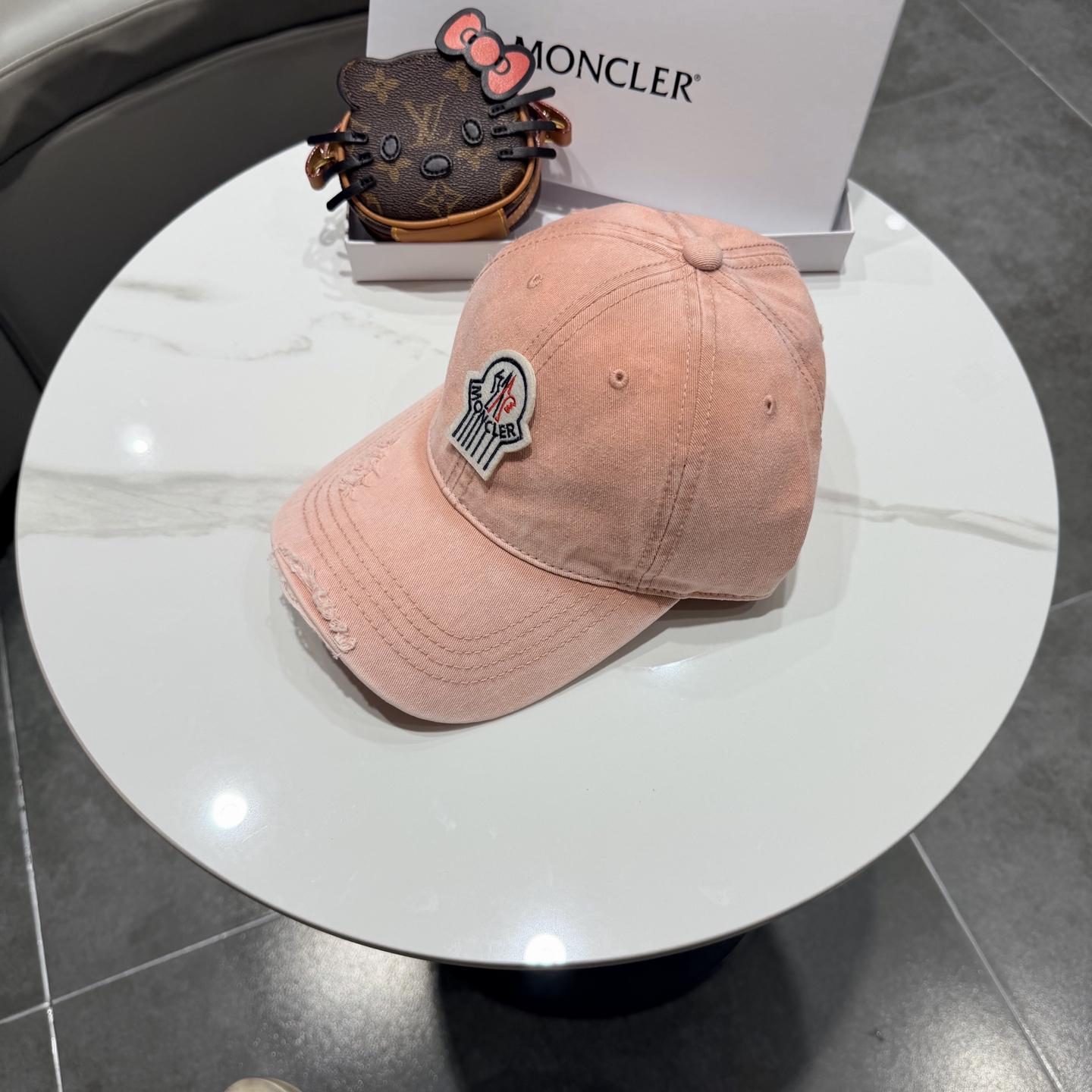 蒙口moncler的春季棒球帽，四季都通用👍 特调的帽型就是又挺拔 闭眼入阿铁子们❗️