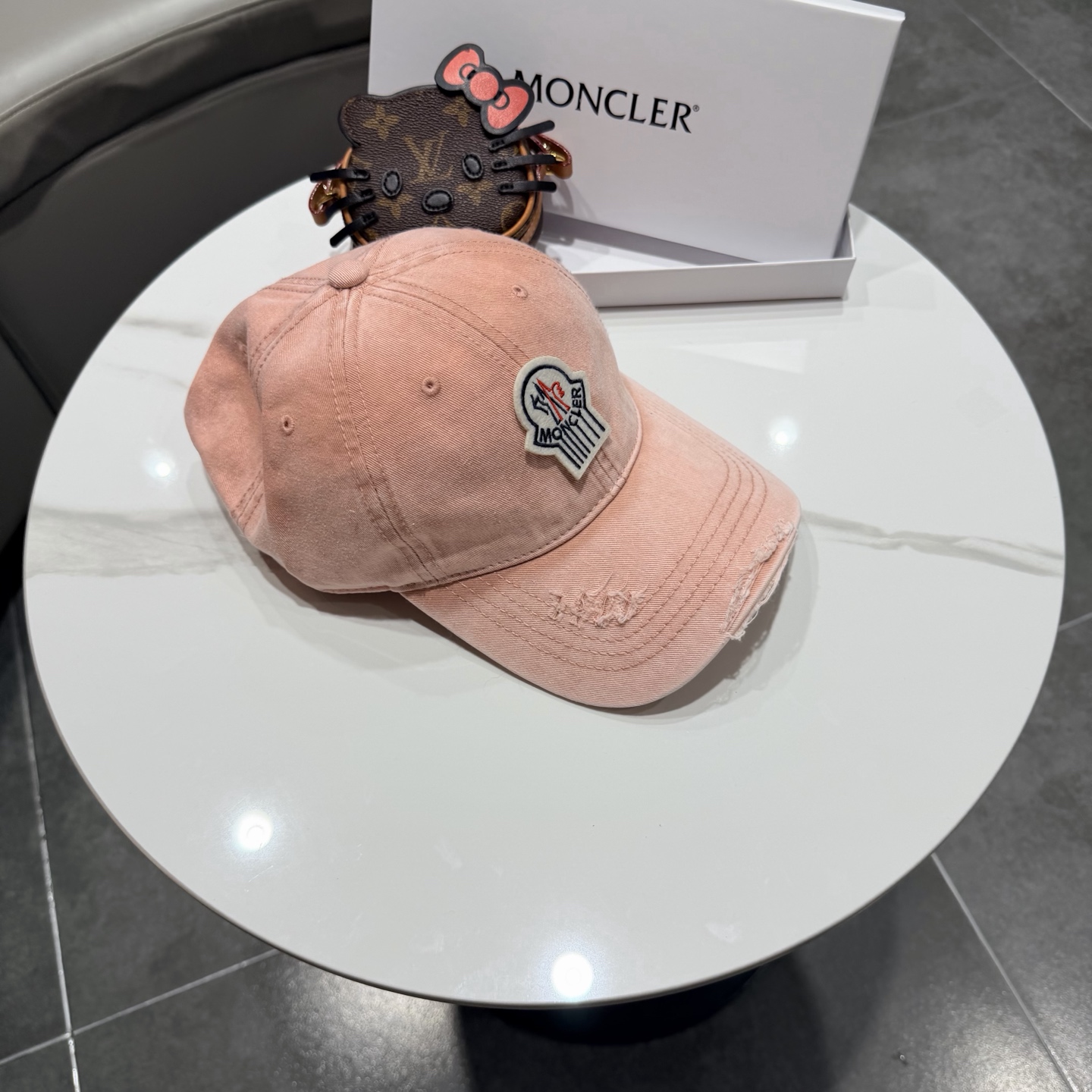 蒙口moncler的春季棒球帽，四季都通用👍 特调的帽型就是又挺拔 闭眼入阿铁子们❗️