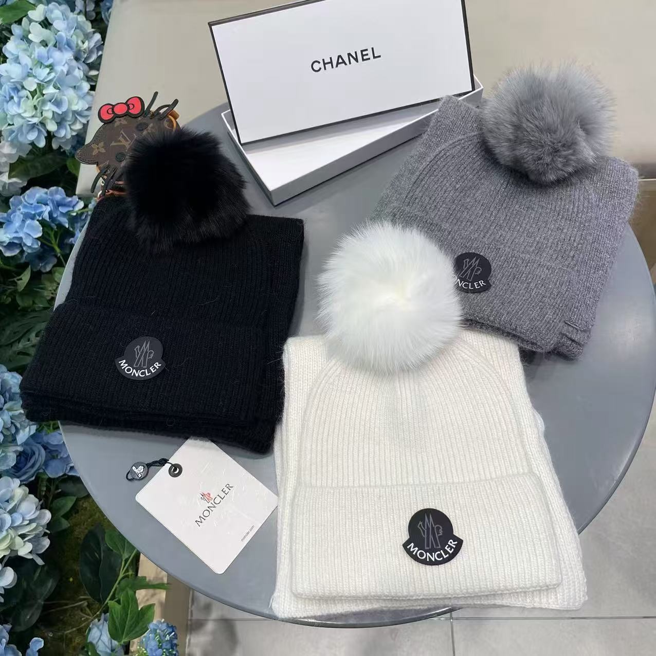 NO:659587,Mouth covering. [Wool suit hat - with fox fur ball] Classic suit hat!  Hat and scarf!  It's warm and super comfortable~A great tool for young ladies to reduce their age in winter~This winter, all you need is a set of hats~It's warm and fashionable!  Unisex model! Can be made as a couple model!  Complete range of anti-counterfeiting labels and elevators!  Many styles, welcome to choose! Suits, suits, Moncler, hats19860909蒙口.【羊毛套装帽子-带狐狸毛球】经典套装帽子！帽子围巾！暖暖哒超级舒服～冬日小姐姐减龄神器哦～这个冬天你就差这么一套套装帽子啦～又保暖又时尚！男女通用款!可以做情侣款！防伪标签吊卡齐全！多多款式,欢迎选择!套装,套装,Moncler,hats,accessory