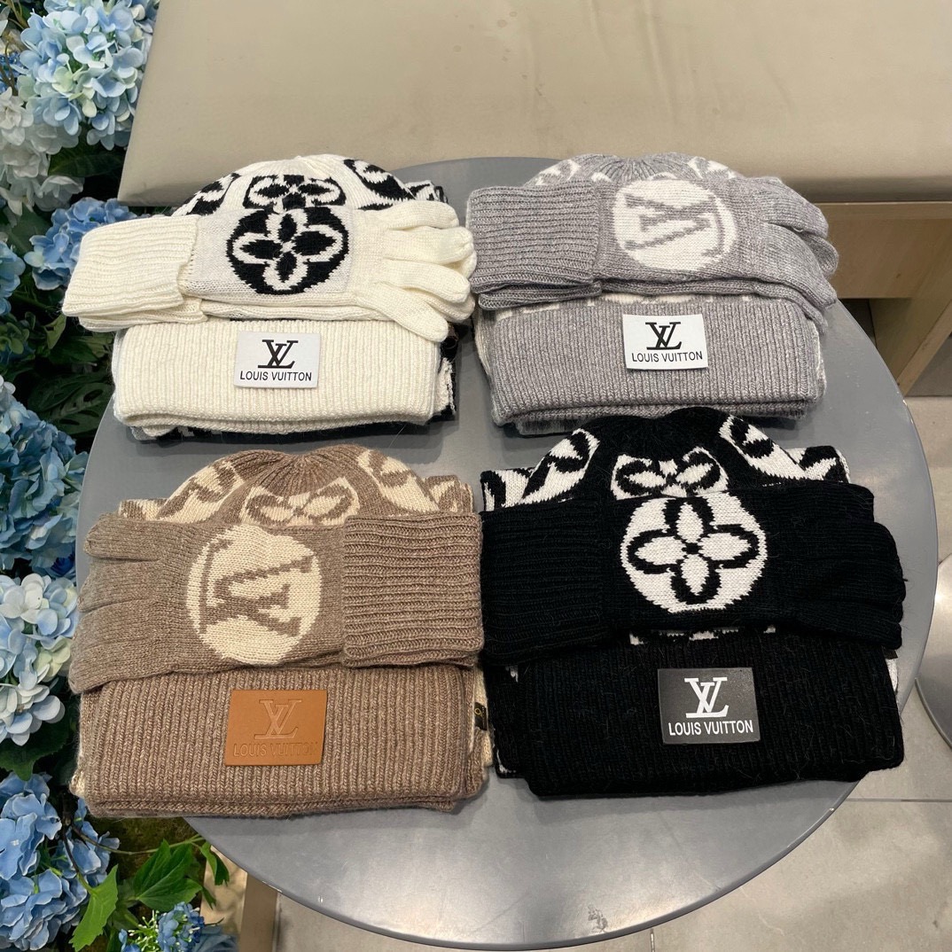 LV三件套🎁【羊毛三件套套装】帽子➕围巾➕手套！经典套装帽子！配12公分狐狸毛球👏暖暖哒超级舒服～冬日小