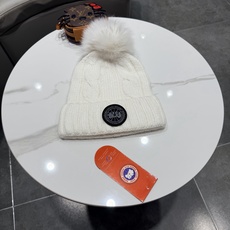 ❤加拿大鹅。CANADA GOOSE 最新羊毛针织帽,非常柔软亲肤,弹性很好!有质感又非常百搭的款式~保暖的毛线帽,均码 ❤加拿大鹅。CANADA GOOSE 最新羊毛针织帽,非常柔软亲肤,弹性很好!有质感又非常百搭的款式~保暖的毛线帽,均码