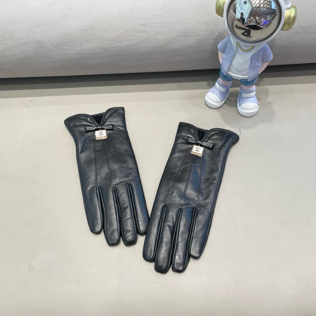 P135 🔥女款✨2025新款独家首发🧤触屏手套 Chanel香奈儿【原单品质】官网同步女士新款高档羊皮手套🎉🎉女神首选 不可错过💁💁百分百选用进口羊皮 皮质细腻柔软 认准进口羊皮特有手感👏👏羊绒内里保暖更佳 蝴蝶双C👏女神集美们必备👍顶级做工💋💋💋任何细节都不放过💎正品开版 专柜一比一 码数：M L