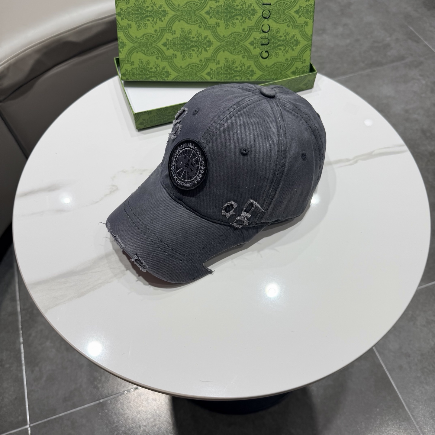 加拿大大鹅北极圆盘🍁 2025最新款🧢棒球帽定制棉质面料!!整体透气性很好，精致的字母刺绣和工整的走线，