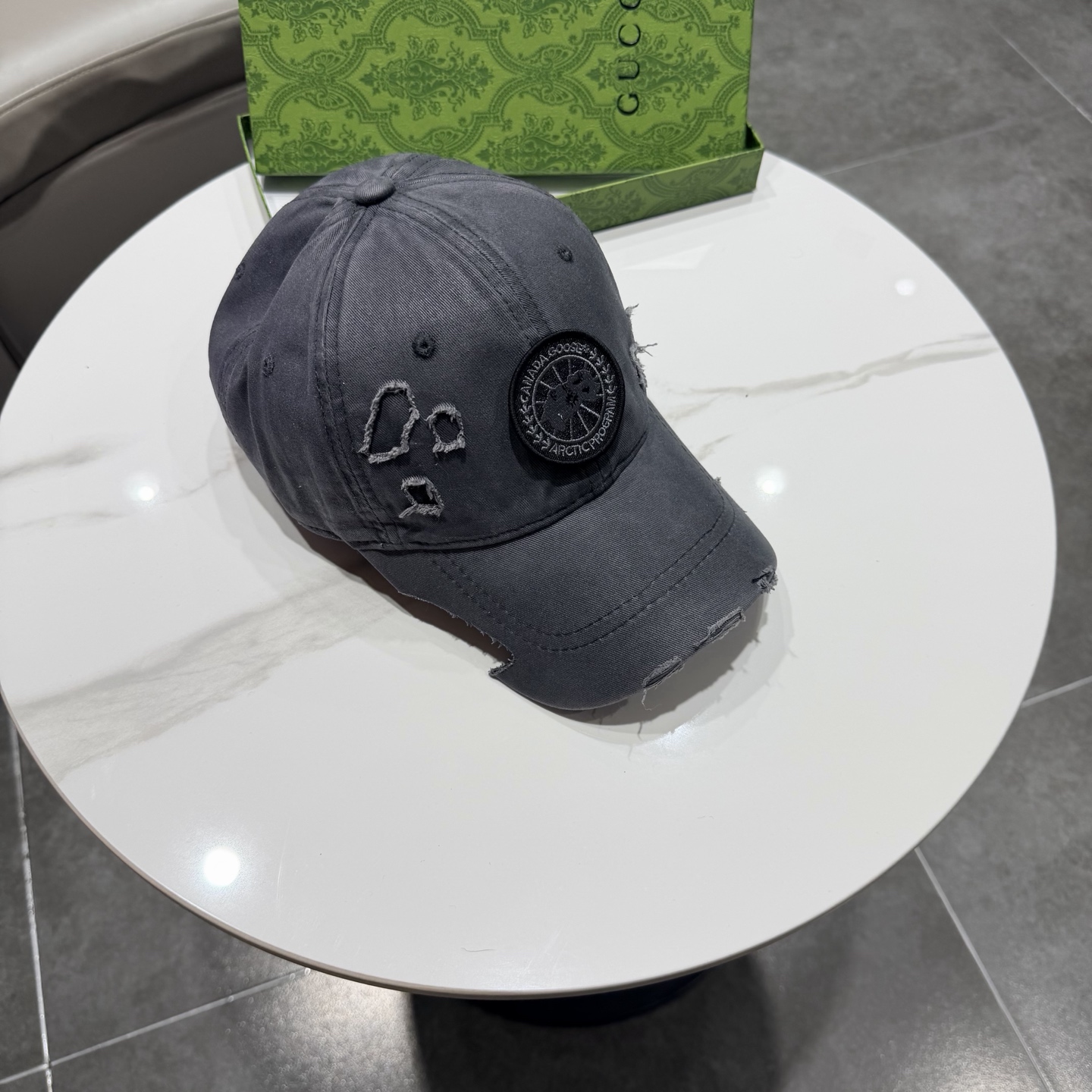 加拿大大鹅北极圆盘🍁 2025最新款🧢棒球帽定制棉质面料!!整体透气性很好，精致的字母刺绣和工整的走线，