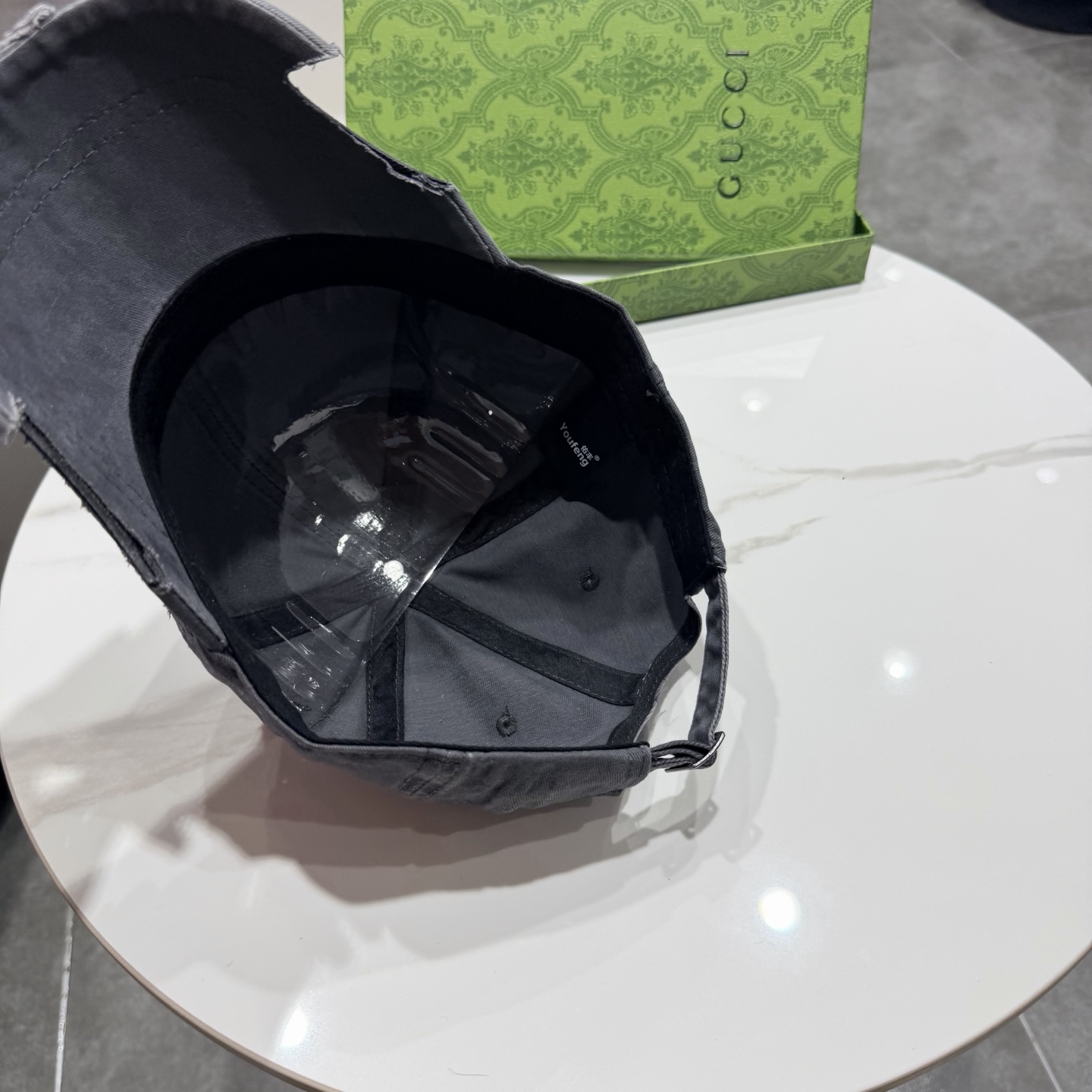 加拿大大鹅北极圆盘🍁 2025最新款🧢棒球帽定制棉质面料!!整体透气性很好，精致的字母刺绣和工整的走线，