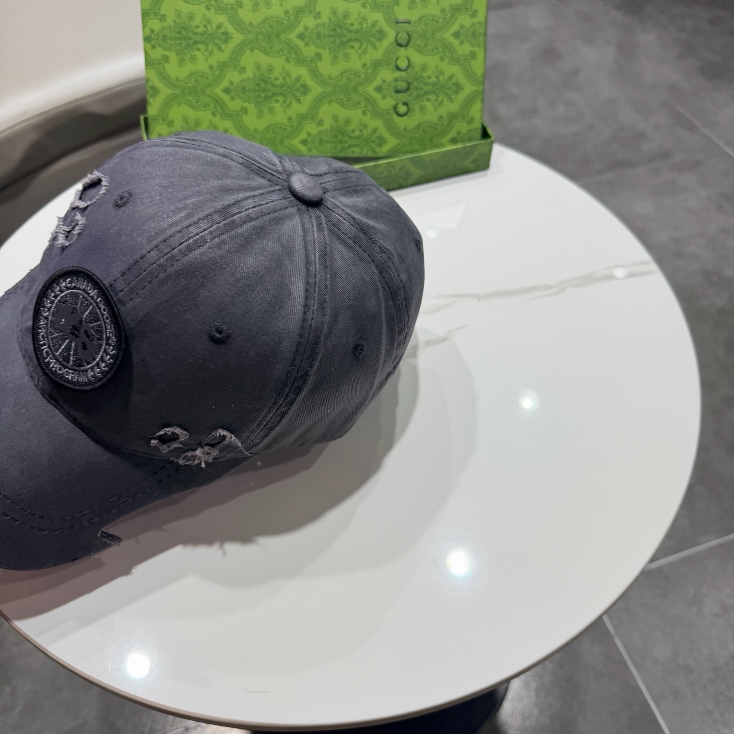 加拿大大鹅北极圆盘🍁 2025最新款🧢棒球帽定制棉质面料!!整体透气性很好，精致的字母刺绣和工整的走线，