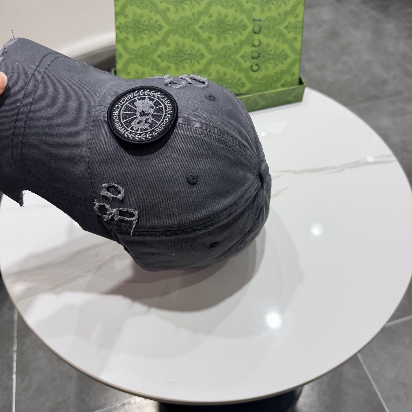 加拿大大鹅北极圆盘🍁 2025最新款🧢棒球帽定制棉质面料!!整体透气性很好，精致的字母刺绣和工整的走线，