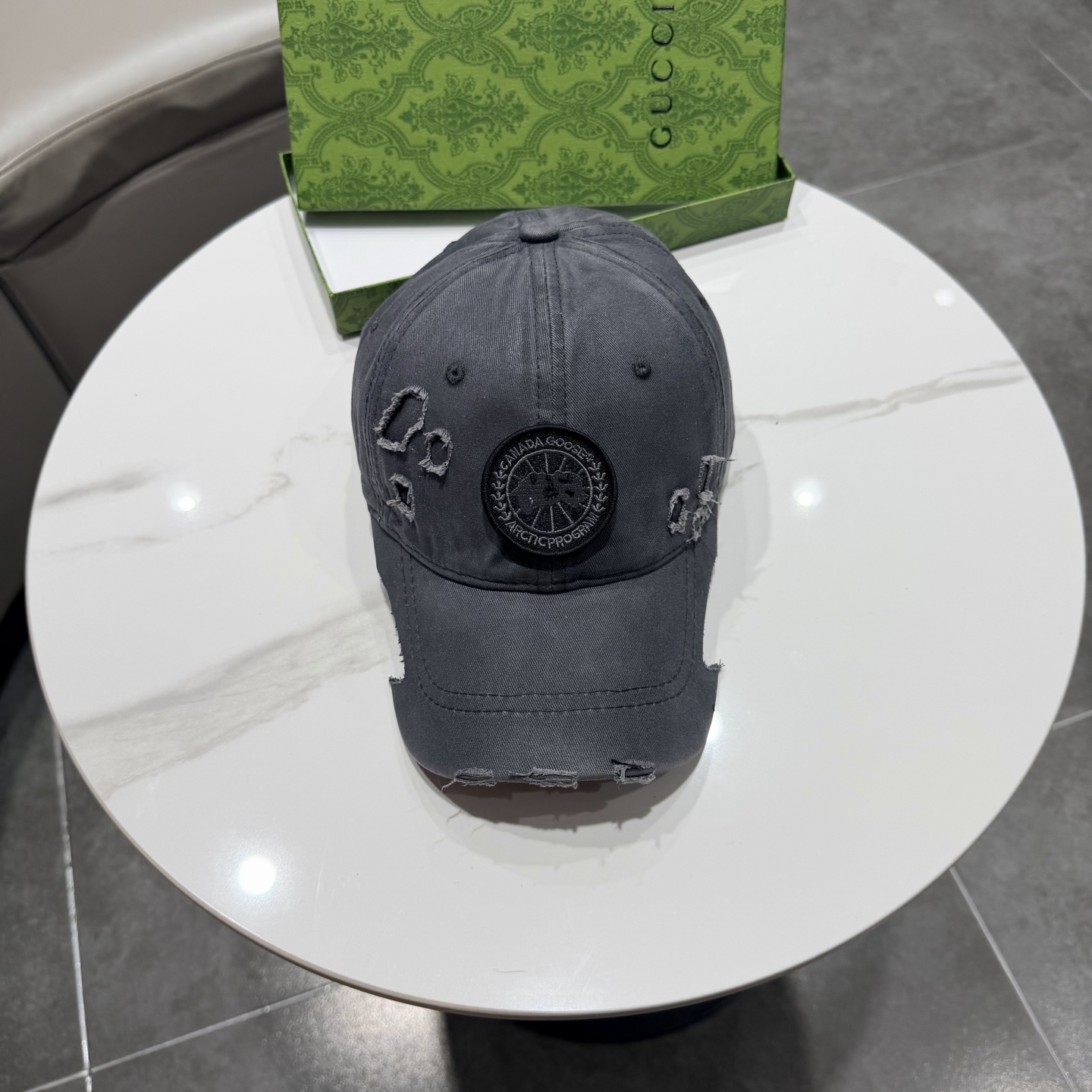 加拿大大鹅北极圆盘🍁 2025最新款🧢棒球帽定制棉质面料!!整体透气性很好，精致的字母刺绣和工整的走线，