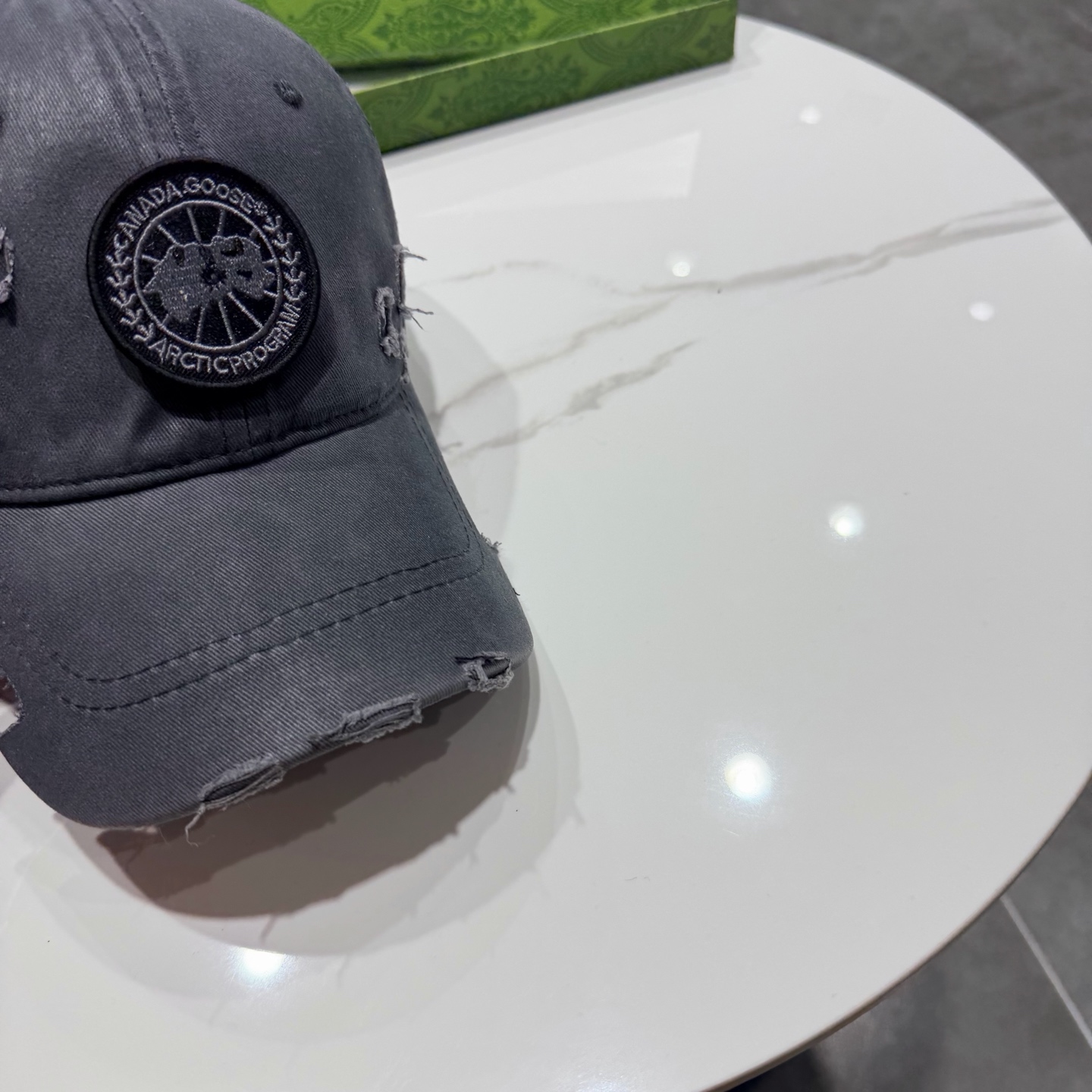 加拿大大鹅北极圆盘🍁 2025最新款🧢棒球帽定制棉质面料!!整体透气性很好，精致的字母刺绣和工整的走线，