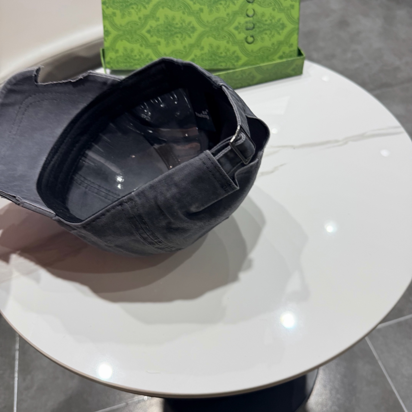 加拿大大鹅北极圆盘🍁 2025最新款🧢棒球帽定制棉质面料!!整体透气性很好，精致的字母刺绣和工整的走线，