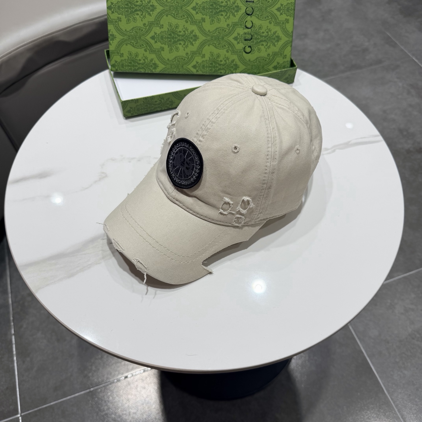 加拿大大鹅北极圆盘🍁 2025最新款🧢棒球帽定制棉质面料!!整体透气性很好，精致的字母刺绣和工整的走线，