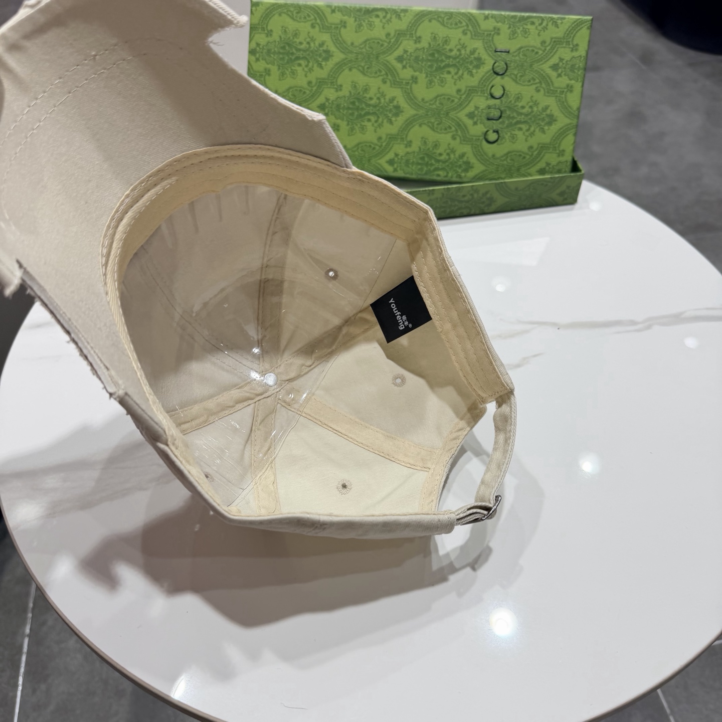 加拿大大鹅北极圆盘🍁 2025最新款🧢棒球帽定制棉质面料!!整体透气性很好，精致的字母刺绣和工整的走线，