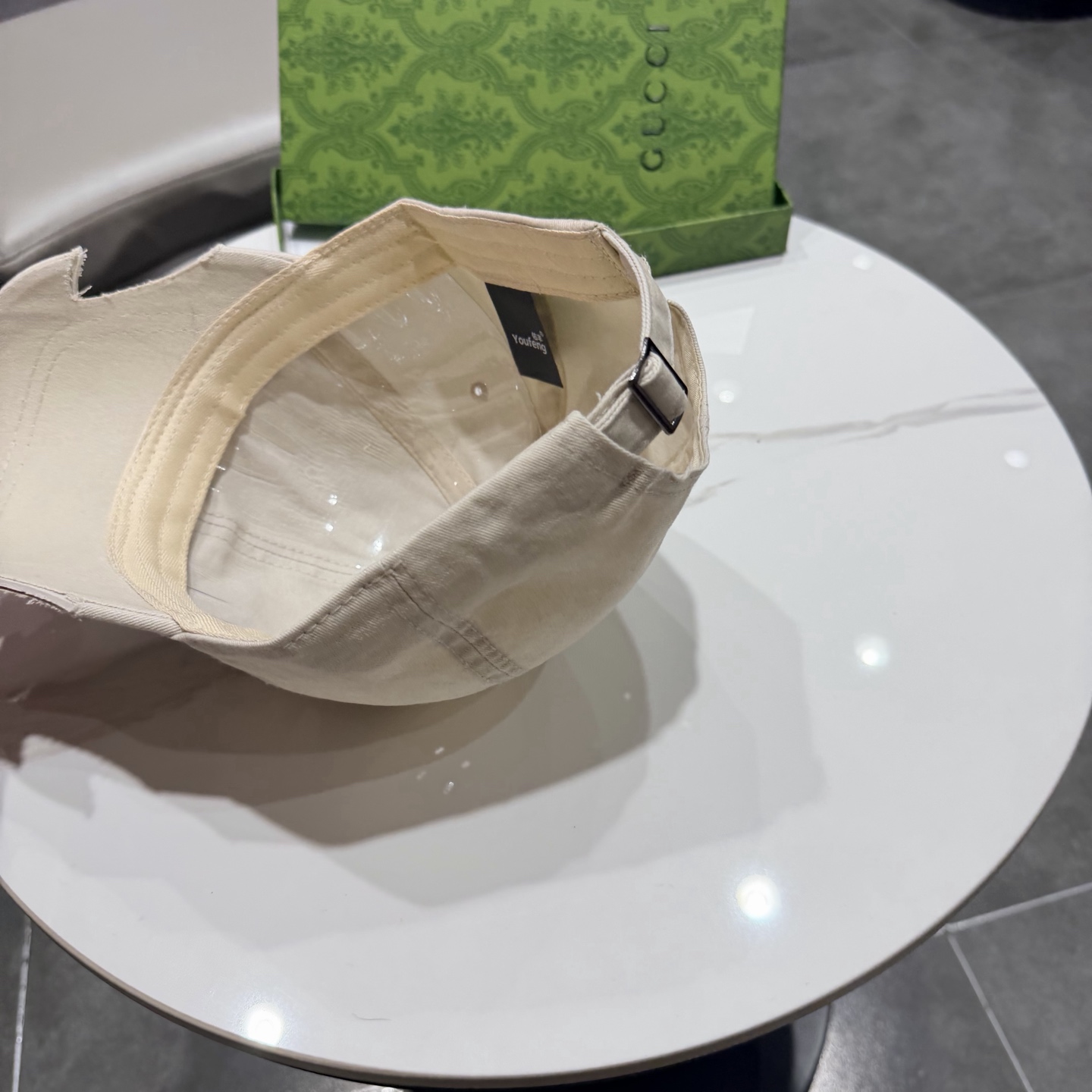 加拿大大鹅北极圆盘🍁 2025最新款🧢棒球帽定制棉质面料!!整体透气性很好，精致的字母刺绣和工整的走线，