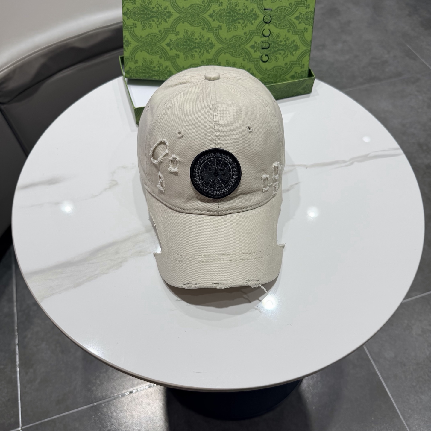 加拿大大鹅北极圆盘🍁 2025最新款🧢棒球帽定制棉质面料!!整体透气性很好，精致的字母刺绣和工整的走线，