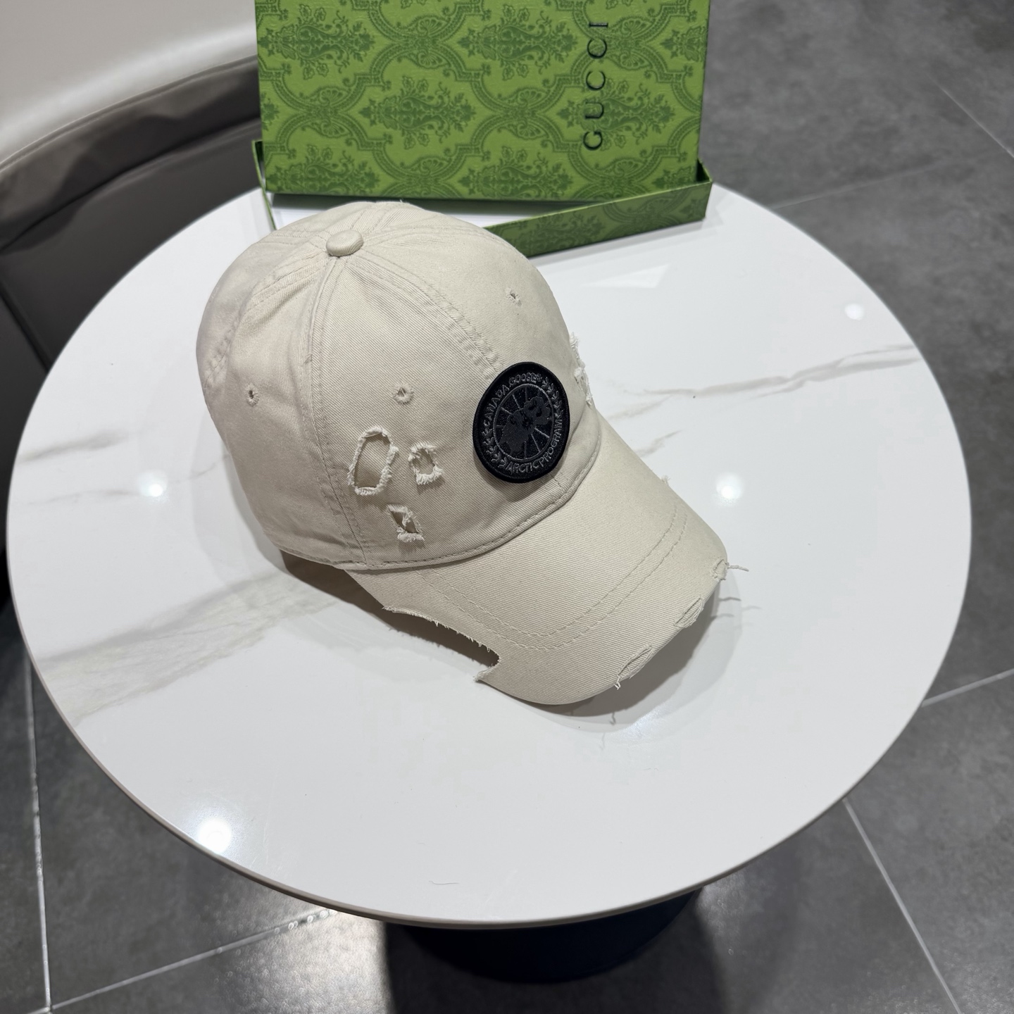 加拿大大鹅北极圆盘🍁 2025最新款🧢棒球帽定制棉质面料!!整体透气性很好，精致的字母刺绣和工整的走线，