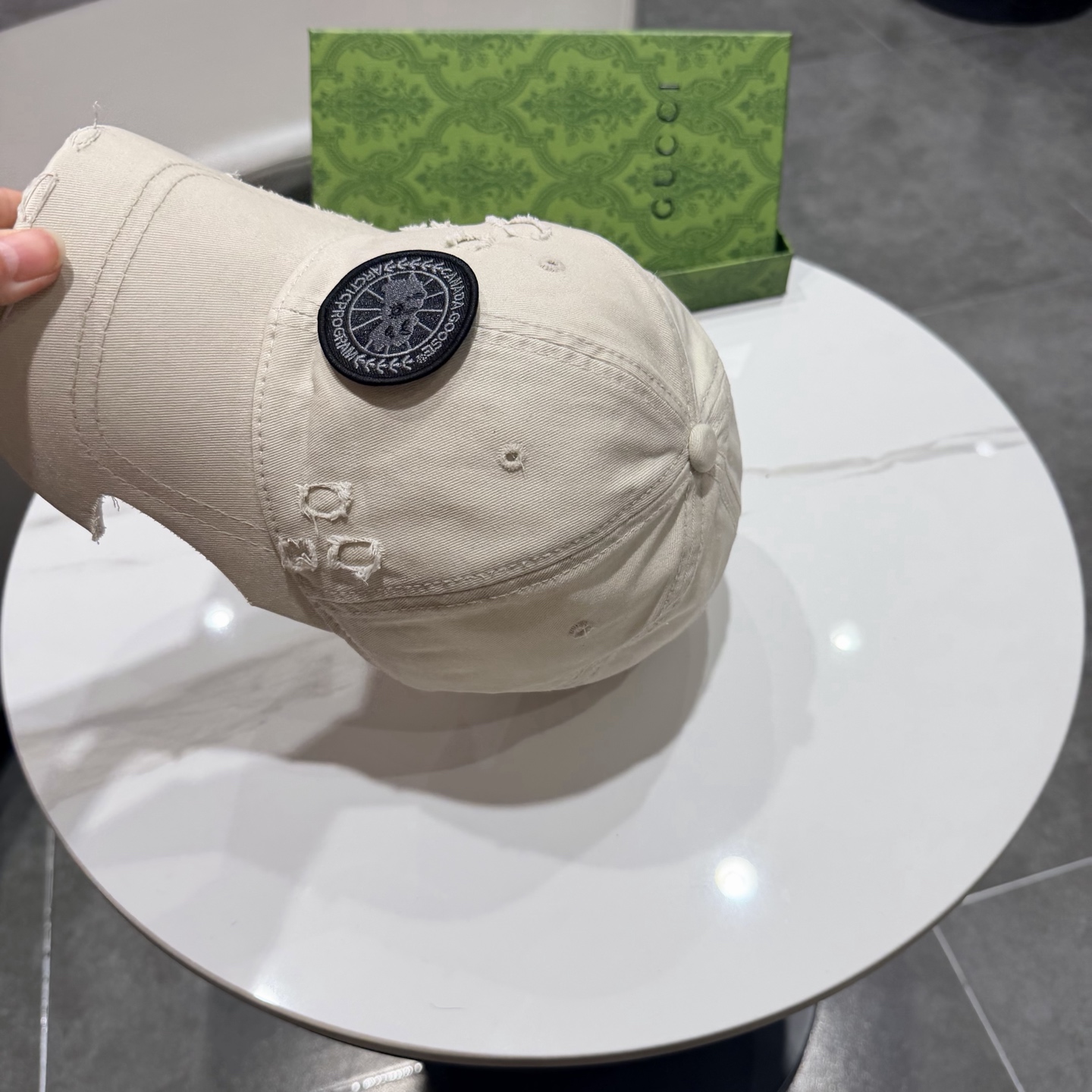 加拿大大鹅北极圆盘🍁 2025最新款🧢棒球帽定制棉质面料!!整体透气性很好，精致的字母刺绣和工整的走线，